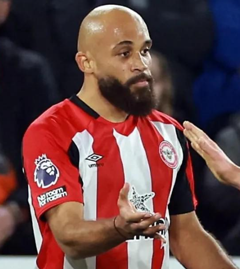 足球名宿论曼联与姆伯莫：压力适应与竞技潜力之析